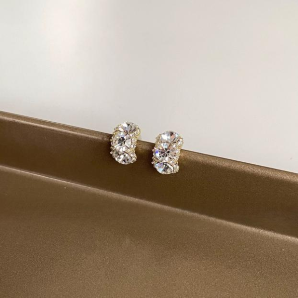 Dulovery white niche design sense retro high-end stud earrings simple earrings women
