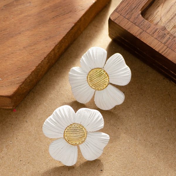 Exquisite And Fashionable Small Fragrance Flower Stud Earrings Women's High-end Light Luxury Sweet Silver Needle Earrings