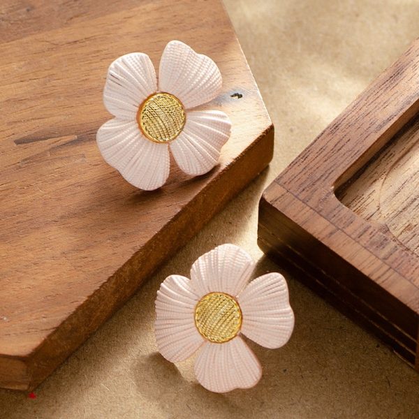 Exquisite And Fashionable Small Fragrance Flower Stud Earrings Women's High-end Light Luxury Sweet Silver Needle Earrings