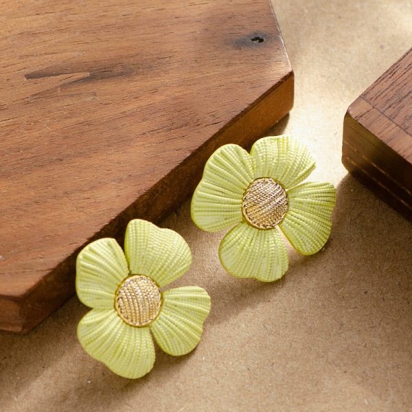 Exquisite And Fashionable Small Fragrance Flower Stud Earrings Women's High-end Light Luxury Sweet Silver Needle Earrings