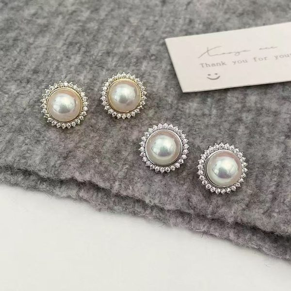 French Pearl Fashion Stud Earrings Women's Light Luxury Temperament Earrings Colorful Pearl Dazzling High-end Niche Design