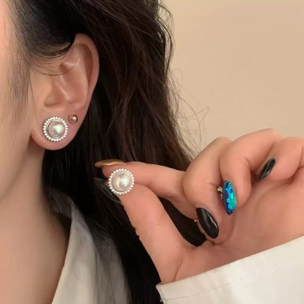 French Pearl Fashion Stud Earrings Women's Light Luxury Temperament Earrings Colorful Pearl Dazzling High-end Niche Design