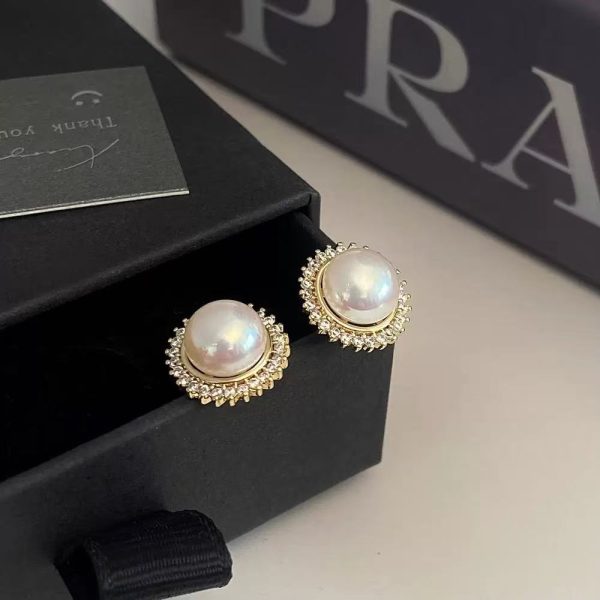 French Pearl Fashion Stud Earrings Women's Light Luxury Temperament Earrings Colorful Pearl Dazzling High-end Niche Design
