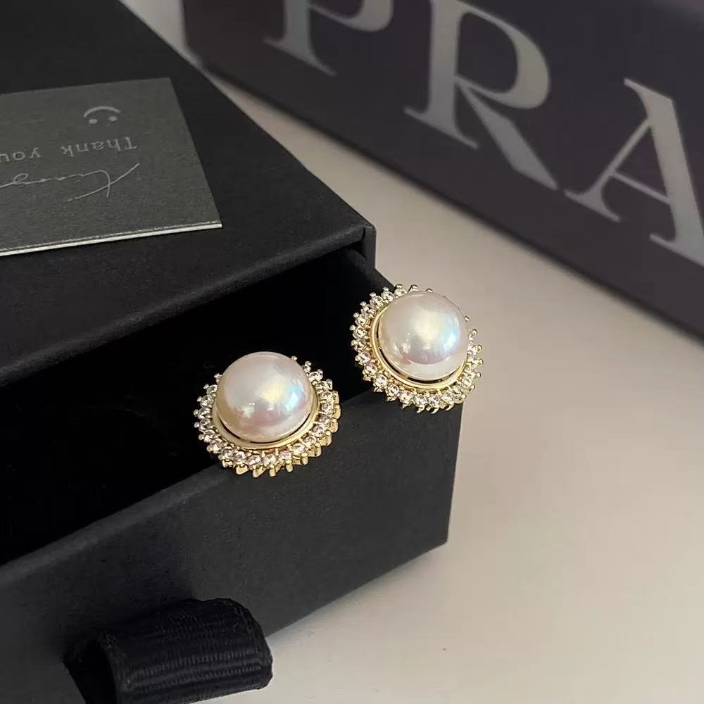 French Pearl Fashion Stud Earrings Women's Light Luxury Temperament Earrings Colorful Pearl Dazzling High-end Niche Design