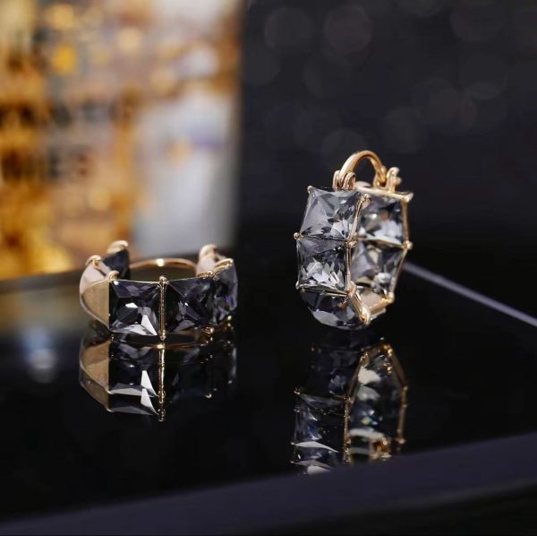 8a0ac42eb62cf0049913bdd811911e8c Small Design Sense Retro Crystal Earrings Women's Simple Cold Style Earrings