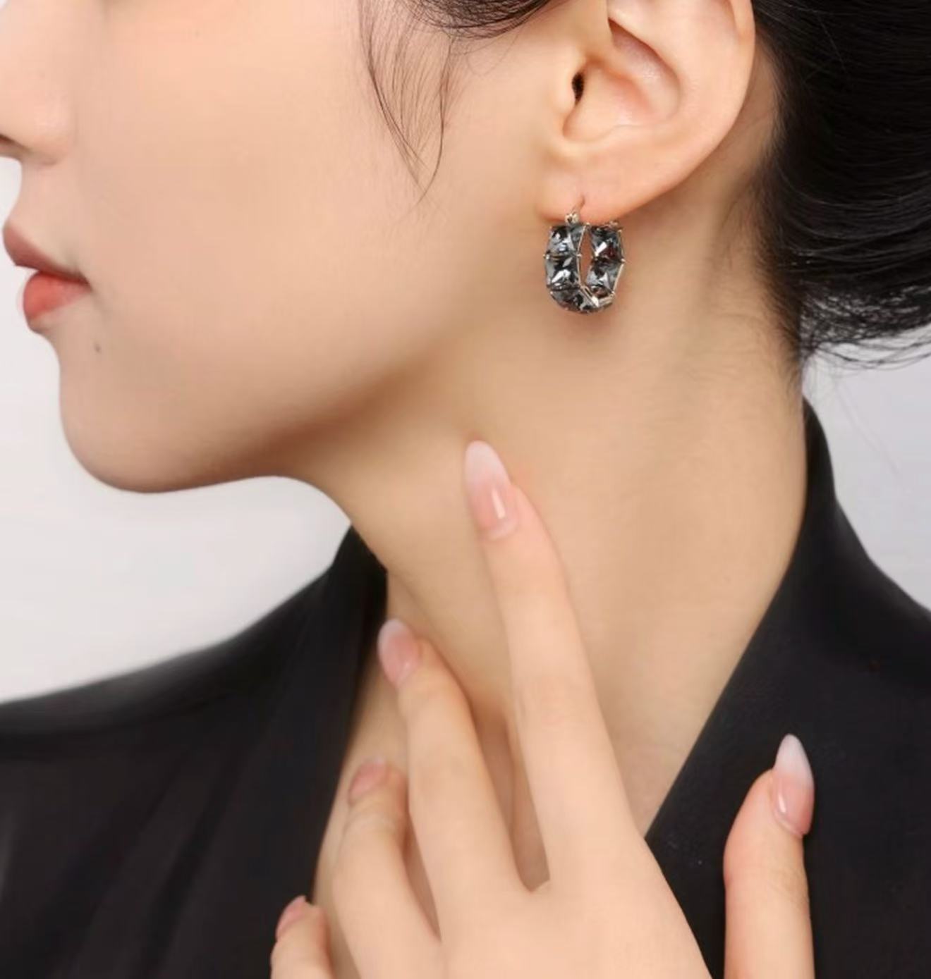 Small Design Sense Retro Crystal Earrings Women's Simple Cold Style Earrings