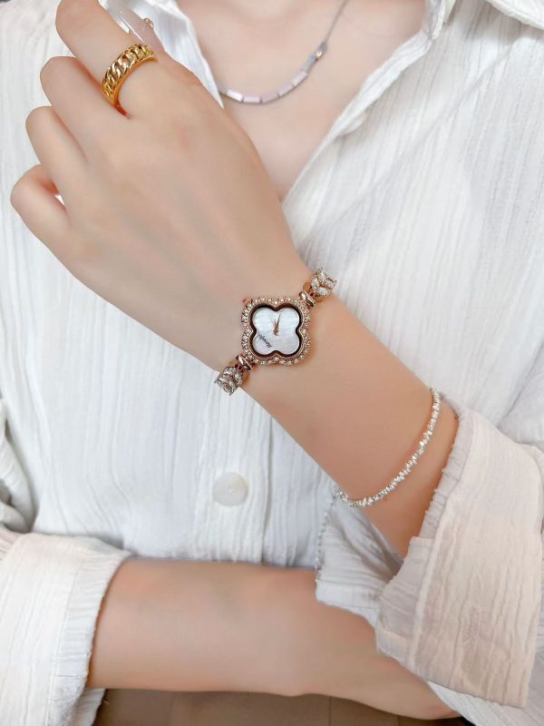 Fashion Retro Clover High-end Bracelet Crystal Diamond Women's Waterproof Watch