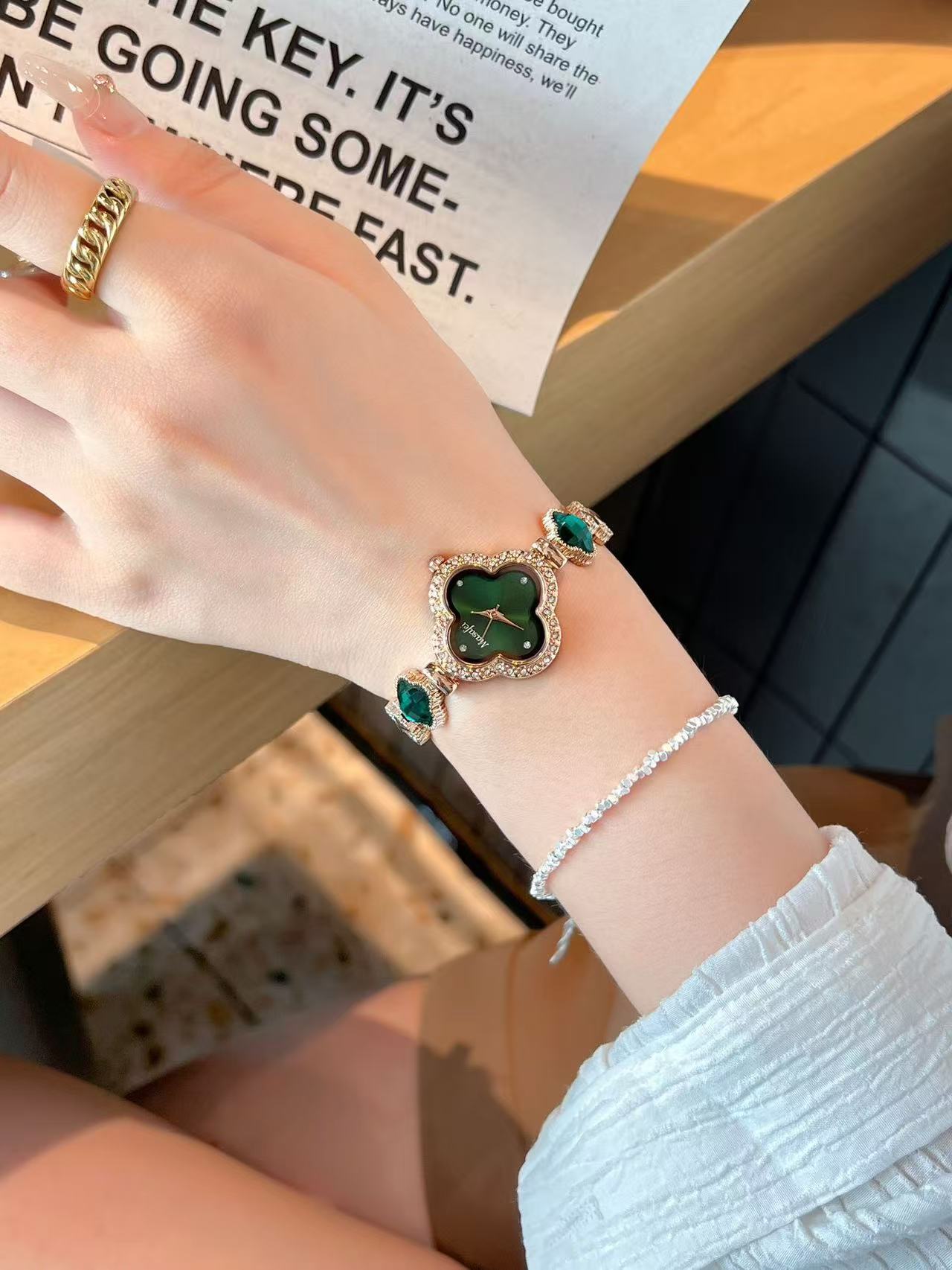 Fashion retro clover high-end bracelet crystal diamond women's waterproof watch