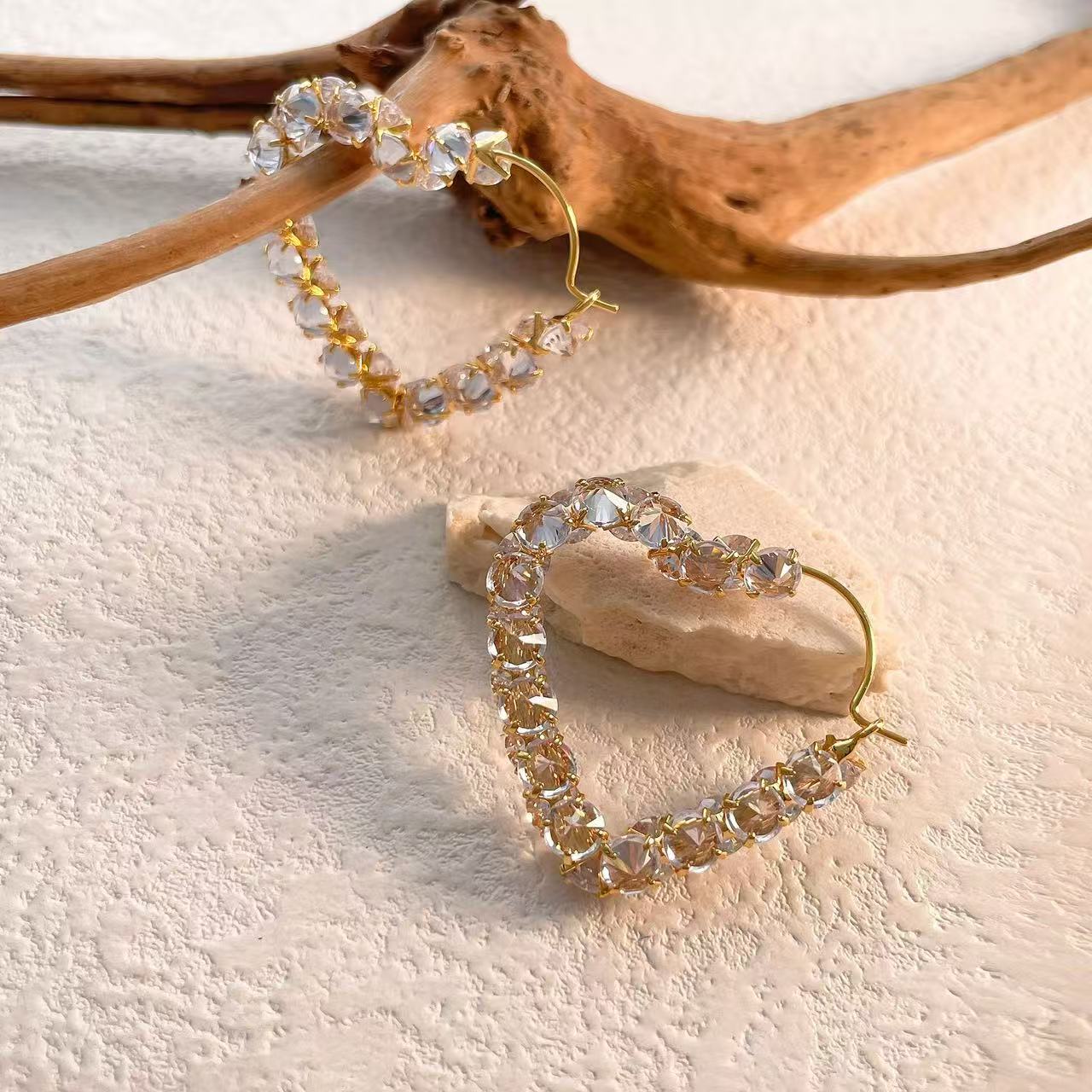 Flashing love circle earrings peach heart popular niche design stud earrings light luxury high-end earrings