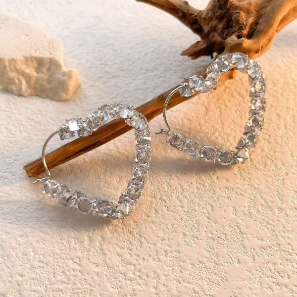 微信图片_20250812180853_179 Flashing Love Circle Earrings Peach Heart Popular Niche Design Stud Earrings Light Luxury High-end Earrings