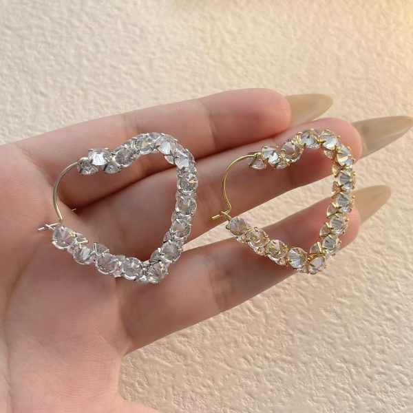 微信图片_20250812180856_180 Flashing Love Circle Earrings Peach Heart Popular Niche Design Stud Earrings Light Luxury High-end Earrings