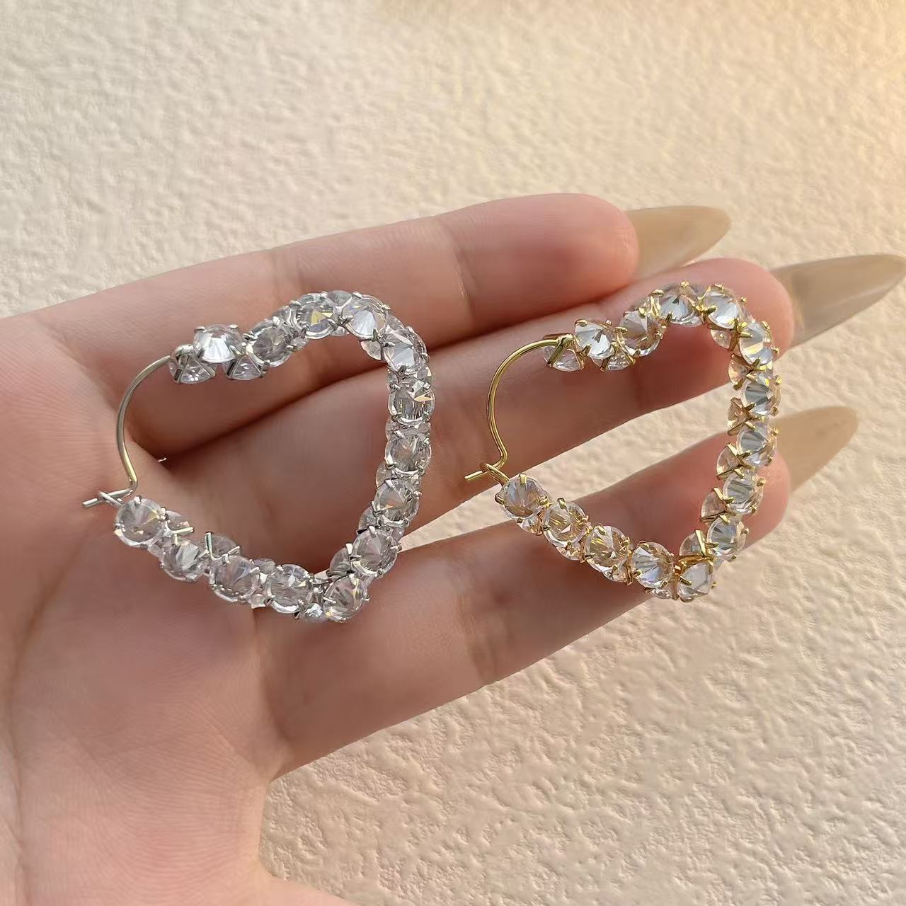 Flashing love circle earrings peach heart popular niche design stud earrings light luxury high-end earrings