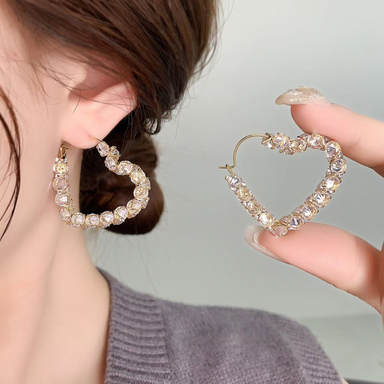 Flashing love circle earrings peach heart popular niche design stud earrings light luxury high-end earrings