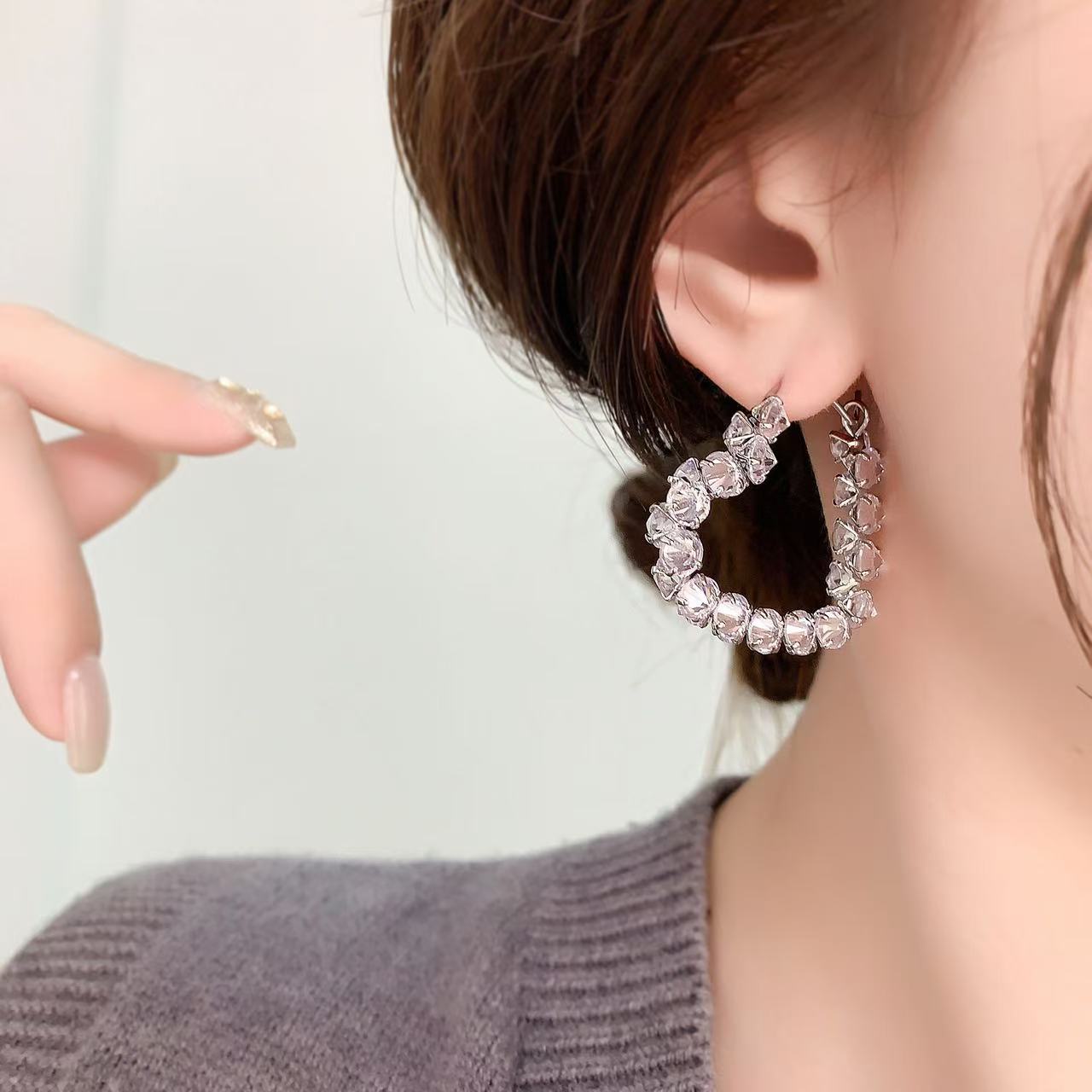 Flashing love circle earrings peach heart popular niche design stud earrings light luxury high-end earrings